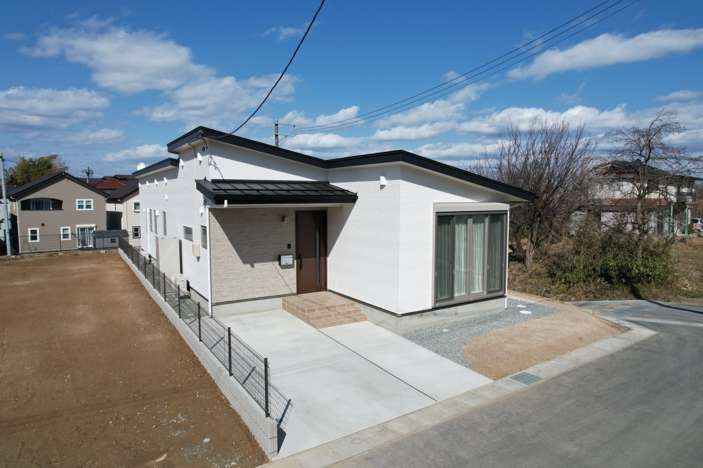 開放的なホールに書斎を設けた平屋