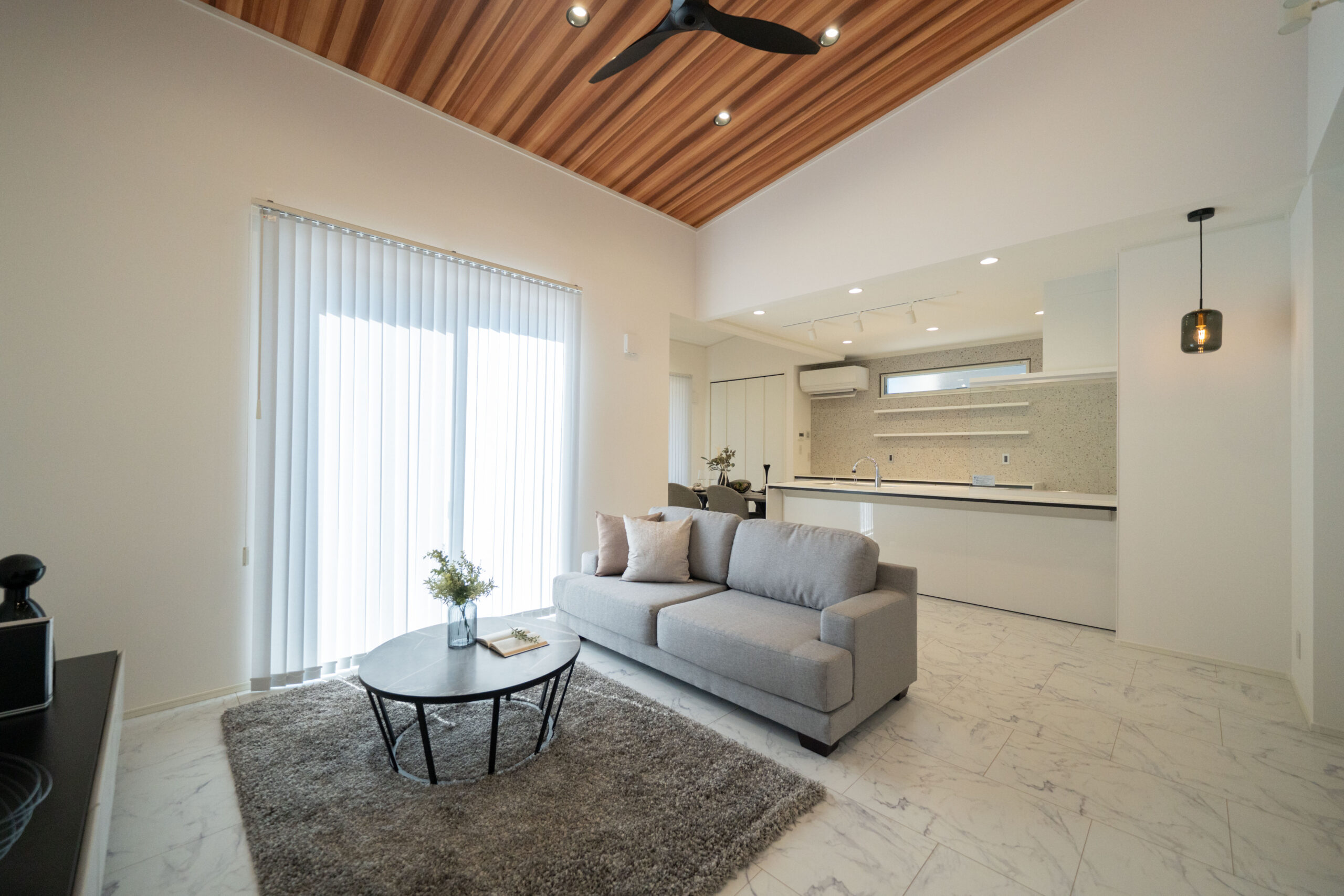 勾配天井が彩るホテルライクな家